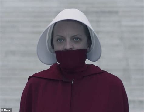 The handmaid's tale is an american dystopian tragedy television series created by bruce miller, based on the 1985 novel of the same name by canadian author margaret atwood. Elisabeth Moss poses in a Handmaid's Tale mask | | Express ...