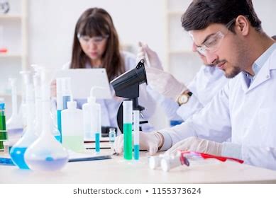 연구실에서 일하는 두 명의 화학자가 스톡 사진 1562849254 Shutterstock
