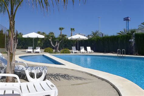 El eurocamping está situado en la playa de oliva y ofrece casas de campo con aire acondicionado y terraza amueblada. Hotel Playa Canet en Canet de Berenguer - Bookerclub
