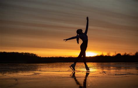 Free Download Wallpaper Girl Sunset Pose Mood Ice Figure Skating Skates