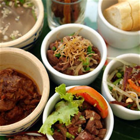 La cuisine traditionnelle rurale, plus ancienne et ayant développé une gastronomie typique sur une terre au climat tropical entourée de grandes étendues d'eaux, qu'on retrouve chez les khmers du cambodge, de thaïlande et du vietnam.; La cuisine cambodgienne: spécialités du Cambodge