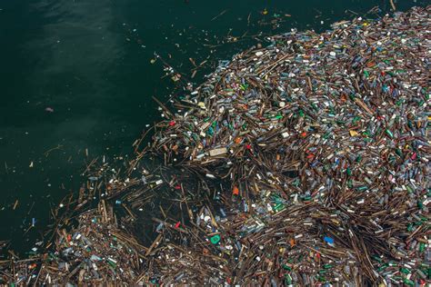 Akumulasi Sampah Plastik Di Muara Sungai Wonorejo Pada Dua Musim