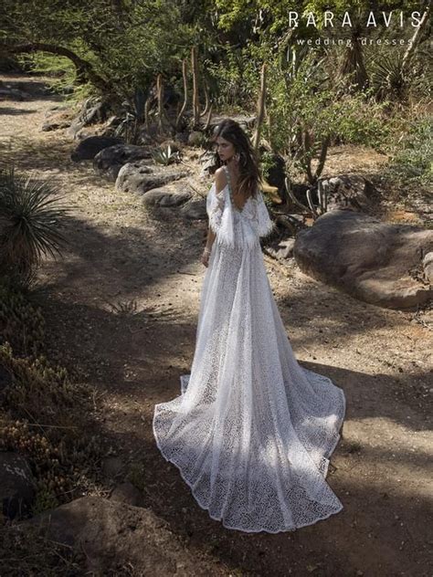 Kann man ein hochzeitskleid eigentlich auch günstig online kaufen? Boho Hochzeitskleid HANIEL mit langem Zug • Hochzeitskleid ...