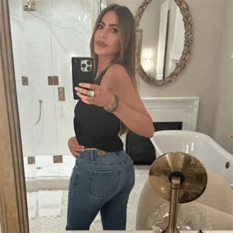 In A Steamy Bathroom Selfie Sofia Vergara Shows Off Her Butt In Blue