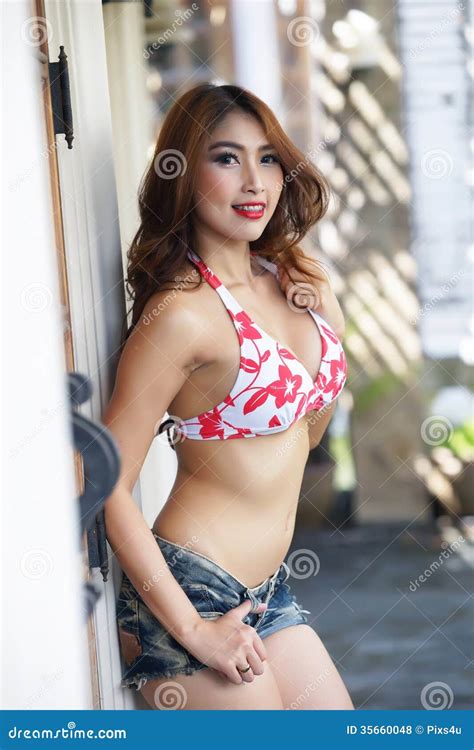 Jonge Mooie Aziatische Vrouw In Rode Bikini Met Korte Broek Stock Foto Hot Sex Picture
