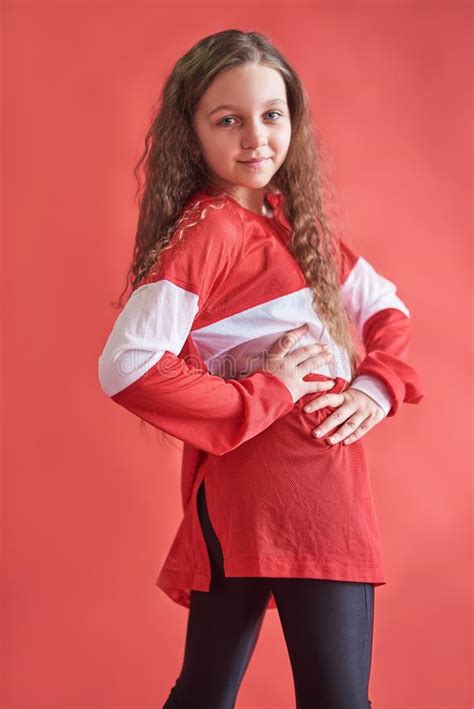 Baile Urbano Joven De La Mujer En El Fondo Rojo Adolescente Delgado Moderno Del Estilo Del Hip