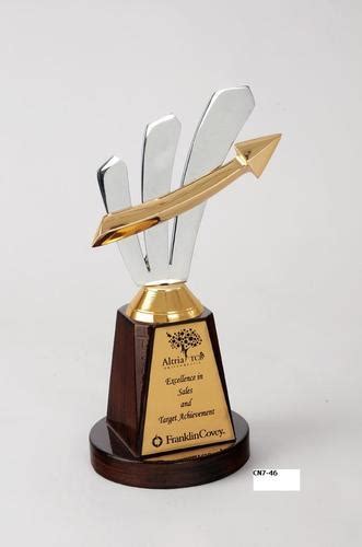 Trophies Momento And Awards Designer Award Trophy Wholesaler From Mumbai