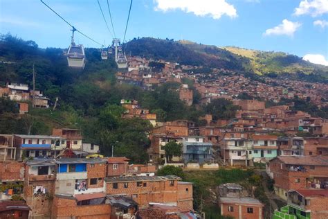 Kolumbien stadt medellín natur landschaft graffiti kunst städtischen gebäude medellin. Medellín Kolumbien - verliebt in die einst gefährlichste ...
