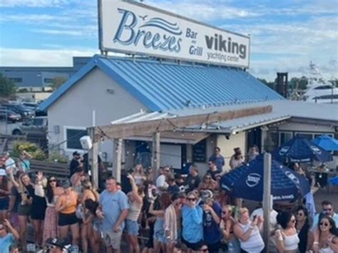Breezes Dock Bar And Grill
