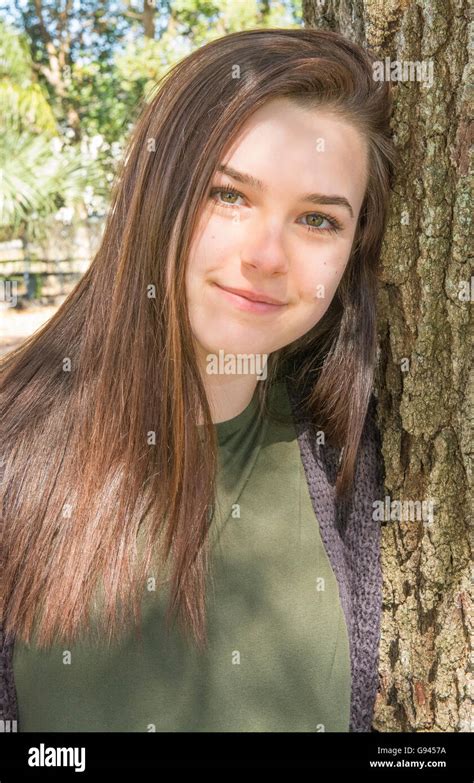Joven Adolescente De 15 Años De Edad Retrato Testimonial Con Tree Feliz