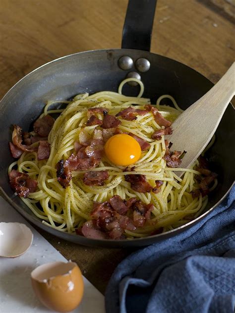 Primero que todo es una. ¿Sabes cómo se prepara la pasta carbonara? La verdadera ...