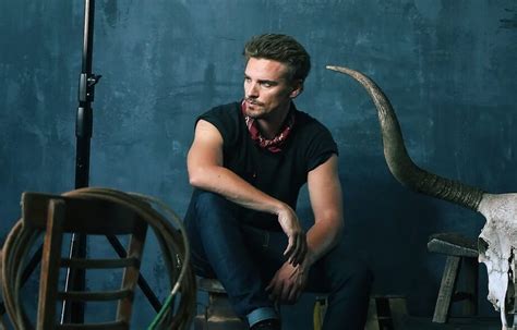 Stream new music from king riley for free on audiomack, including the latest songs, albums, mixtapes and playlists. Riley Smith Debuts New "Radio" Music Video | Whiskey Riff