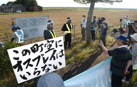 工事現場でオスプレイの配備反対を訴える住民たち＝12日午後5時15分ごろ、佐賀市川副町（撮影・米村勇飛） 佐賀オスプレイ配備計画、新駐屯地