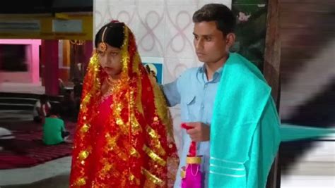 गोद में 6 महीने की बच्ची लिए युवती ने दीदी के देवर से की शादी 7 फेरे देखने के लिए उमड़ा पूरा