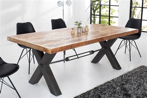 Une table a manger bois saverera robuste facile dentretien et ideale pour les familles avec enfants. Table à manger en bois massif avec piètement en métal