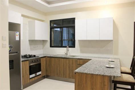 There is a parking lot offered to all the car owners. For Rent: 2 Bedrooms Apartment, Argwings Kodhek Road ...