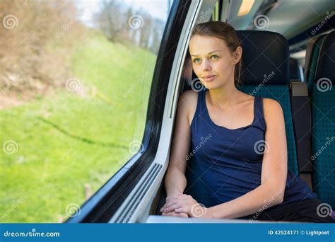 Junge Frau Die Mit Dem Zug Reist Stockbild Bild Von Blick Motor 42524171