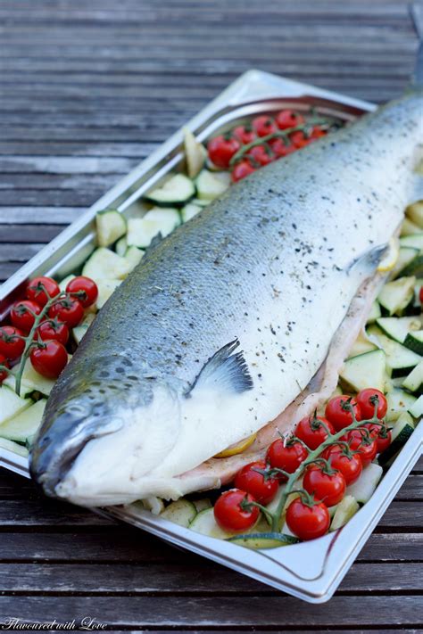 Ganzer Lachs auf mediterranem Gemüse Flavoured with Love