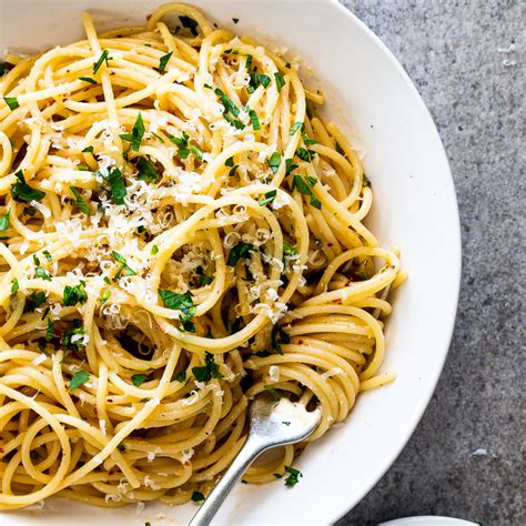 Posted by olivia mesquita on february 4, 2017 0 comment ». Spaghetti Aglio e Olio - Simply Delicious