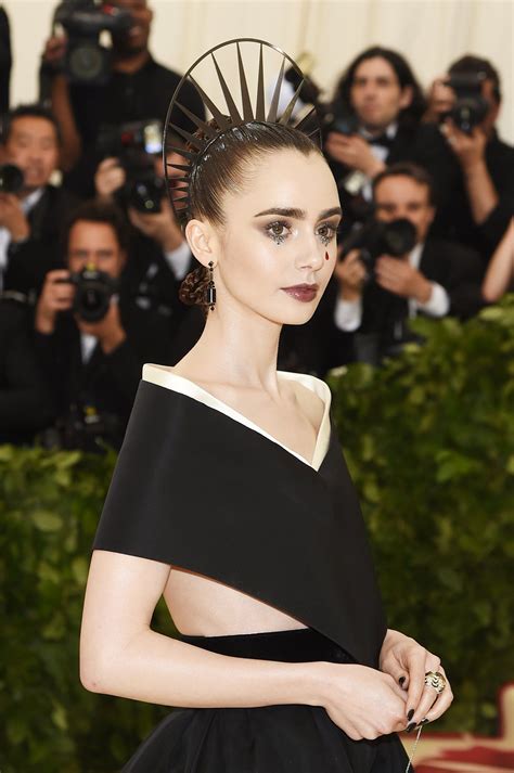 Lily Collins S Met Gala Makeup Is A Sneaky Tribute To The Dark Arts