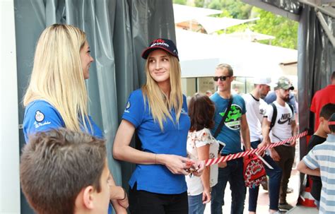 formule 1 chassées des grand prix les grid girls sont sur la ligne de départ à monaco