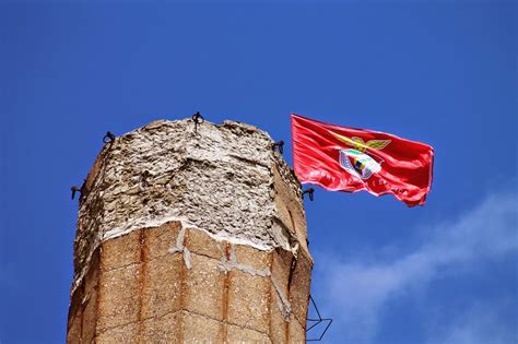 A única bandeira que ficou foi…a do benfica», relatou um português desde aquela que é considerada a 'cidade maravilhosa'. Cidadania RM - Rio Maior: Bandeira do Benfica no topo da ...
