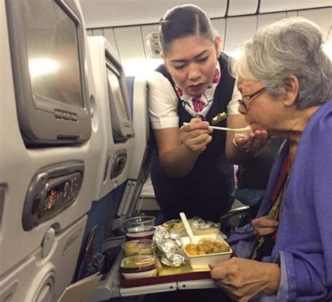 بالصّورة مضيفة طيران تطعم عجوز على متن الطائرة علم وعالم