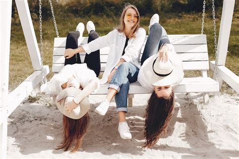 Três Meninas Bonitas Em Um Parque De Verão Foto Grátis