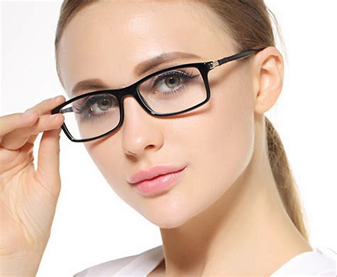 8 Signs You Urgently Need Glasses