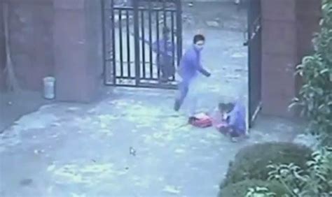 Na China homem invade escola e fere 23 crianças Guiame