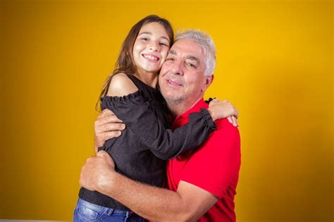 Niña Abrazando A Su Abuelo Dia Del Abuelo Foto Premium