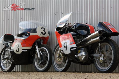 Eine viertelumdrehung des gasgriffs genügte, um ihre drosselklappe vollständig zu öffnen. Custom Classic: Dynamic Duo - Harley XR 750 & 1000 - Bike ...
