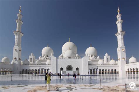 It is one of the largest mosques in the world, with a beautiful architecture, topped with 82 white domes. Must see mosques of United Arab Emirates | My name is Ola