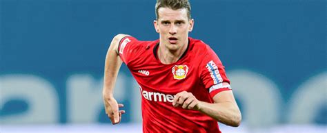 2 3 born 27 april 1989) is a german footballer who plays as a defensive midfielder and central defender for bundesliga club bayer leverkusen and germany. Bayer Leverkusen: Rückkehr von Lars Bender im Saisonfinale ...