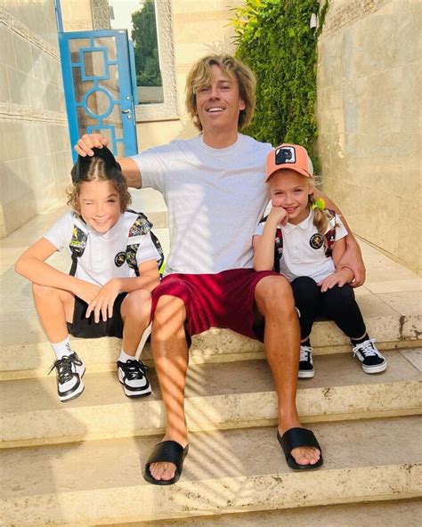 Алла Пугачева сфотографировала мужа с хорошенькими дочерью и сыном на пороге своей виллы в Израиле