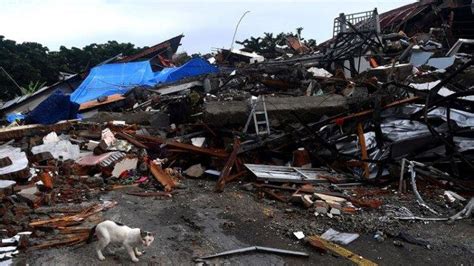 Foto aerial rumah sakit mitra manakarra yang rusak akibat gempa bumi magnitudo 6,2 di mamuju, sulawesi barat, sabtu (16/1/2021). Korban Meninggal Gempa di Sulawesi Barat Bertambah Jadi 81 ...