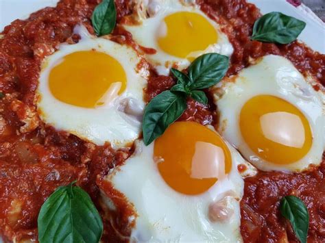 Io adoro questo piatto e lo preparo spesso quando sono di fretta o quando non so cosa preparare, è gustosissimo e poi la scarpetta è d'obbligo! Ricette Uova al Sugo di Pomodoro - Semplice da Preparare!