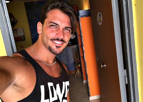 Cresce in un ambiente familiare non proprio semplice: Mariano Catanzaro è il nuovo tronista di 'Uomini e Donne ...