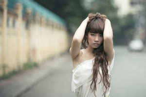 Obrázky na plochu ázijský Model bruneta dlhé vlasy železničná