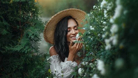Картинки природа лето девушка лицо улыбка настроение кусты розы шляпа макияж брюнетка