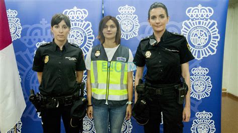 La policía nacional está encargada de garantizar el ejercicio de los derechos y libertades públicas, y que los habitantes de colombia convivan en paz. Ser policía nacional y mujer, el intenso día a día de tres ...