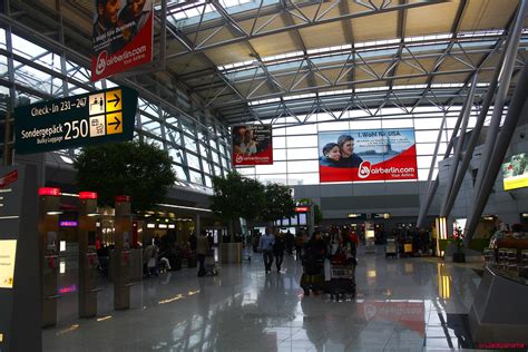 Dusseldorf airport, also known as düsseldorf international airport (iata: Blick in die Abflughalle am Flughafen in Düsseldorf Foto ...