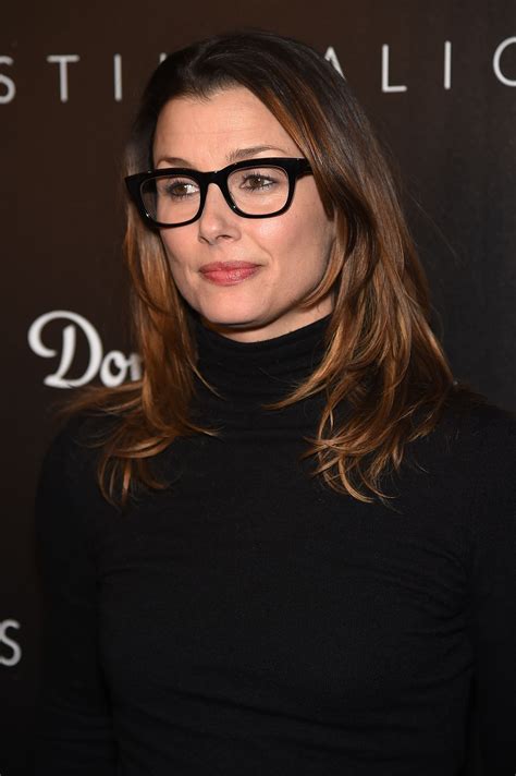 32 Celebrities Looking Chic In Glasses Glasses Fashion Women Glasses Outfit Celebrity Look
