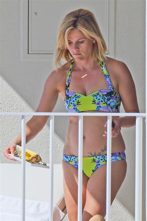 Reese Witherspoon In Bikini At Balcony Of Her Hotel In Hawaii Hawtcelebs