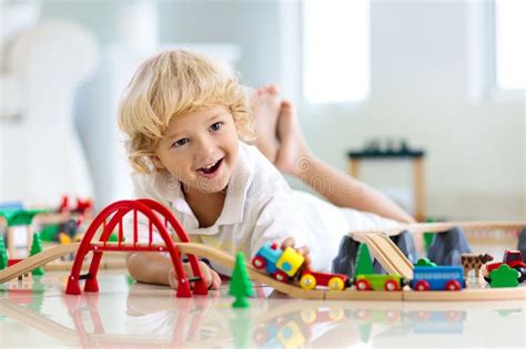 Los Niños Juegan Al Tren De Madera Niño Con Tren De Juguete Foto De Archivo Imagen De