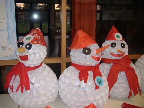Bevande più calde, come bicchieri da 20 once, tenere più liquidi rispetto ad altri bicchieri di plastica. I Pupazzi di neve dei bambini di Stezzano realizzati con ...