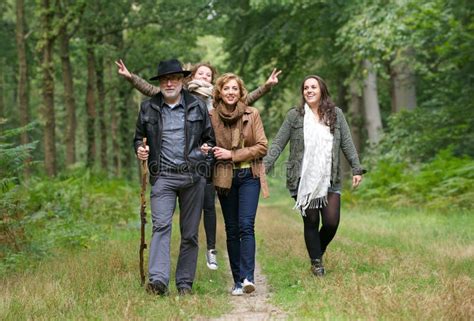 Familia Feliz Que Camina En El Bosque Foto De Archivo Imagen De