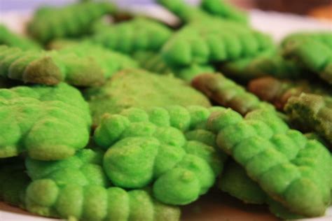 They're buttery and sweet and, with the right recipe, hold their intricate shape when baked. Paula Deen Spritz Cookie Recipe : Classic Spritz Cookies ...