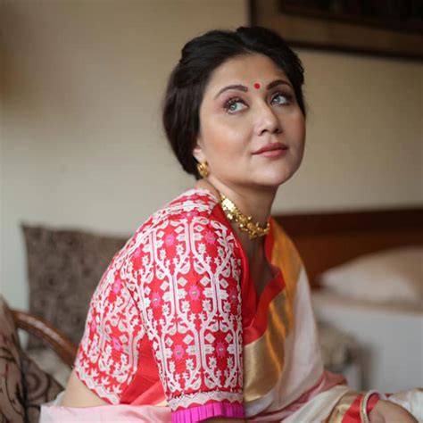 swastika mukherjee ইউরোপ ভ্রমণে স্বস্তিকা কার্ডিফে কার সঙ্গে মজলেন কফি ডেটে cinema and tv