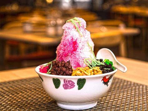 aɪs ˈkatʃaŋ), literally meaning bean ice, also commonly known as abc (acronym for air batu campur air ˈbatu tʃamˈpʊr, meaning mixed ice. 7 Minuman Khas Malaysia yang Sangat Enak dan Menyegarkan